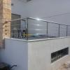 Rampe d'escaliers en inox et vitrine 