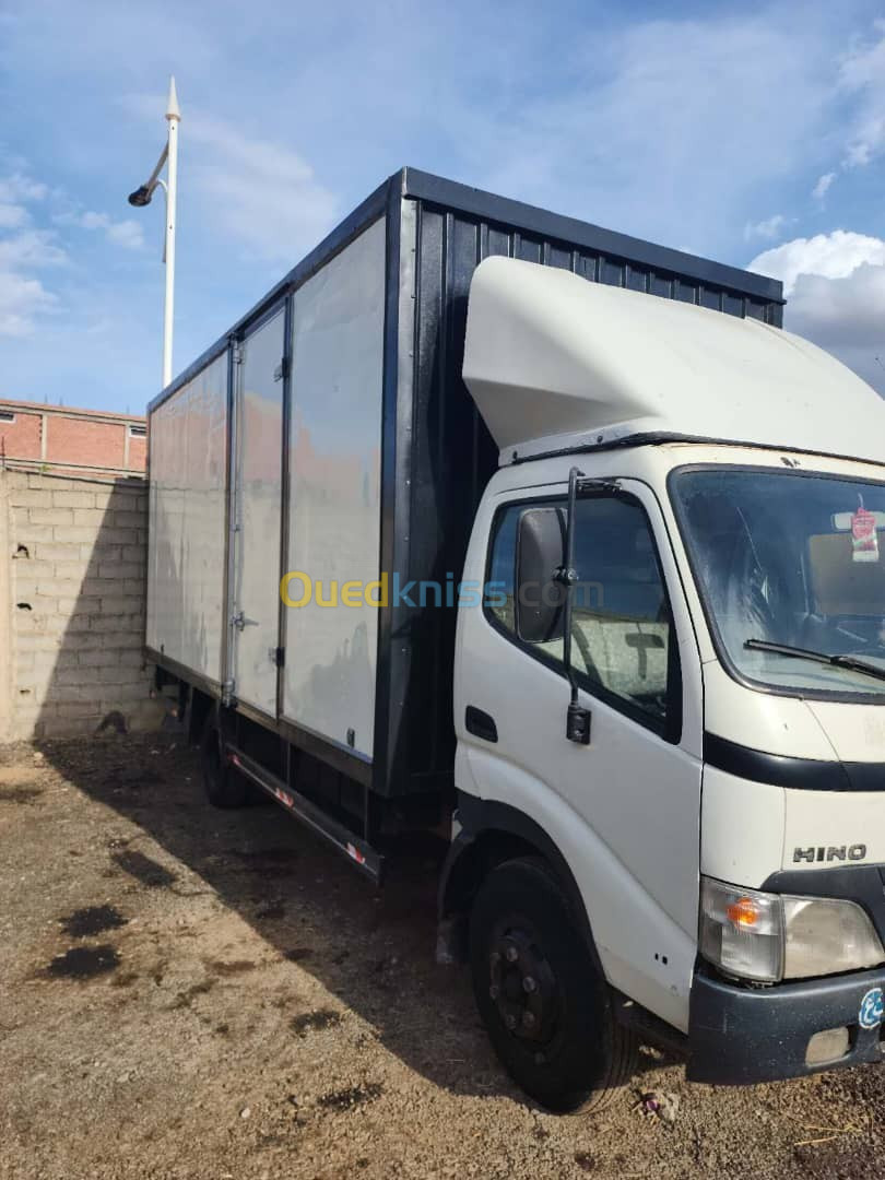 Hino Hino 813 conteneur panou sandwich 2011