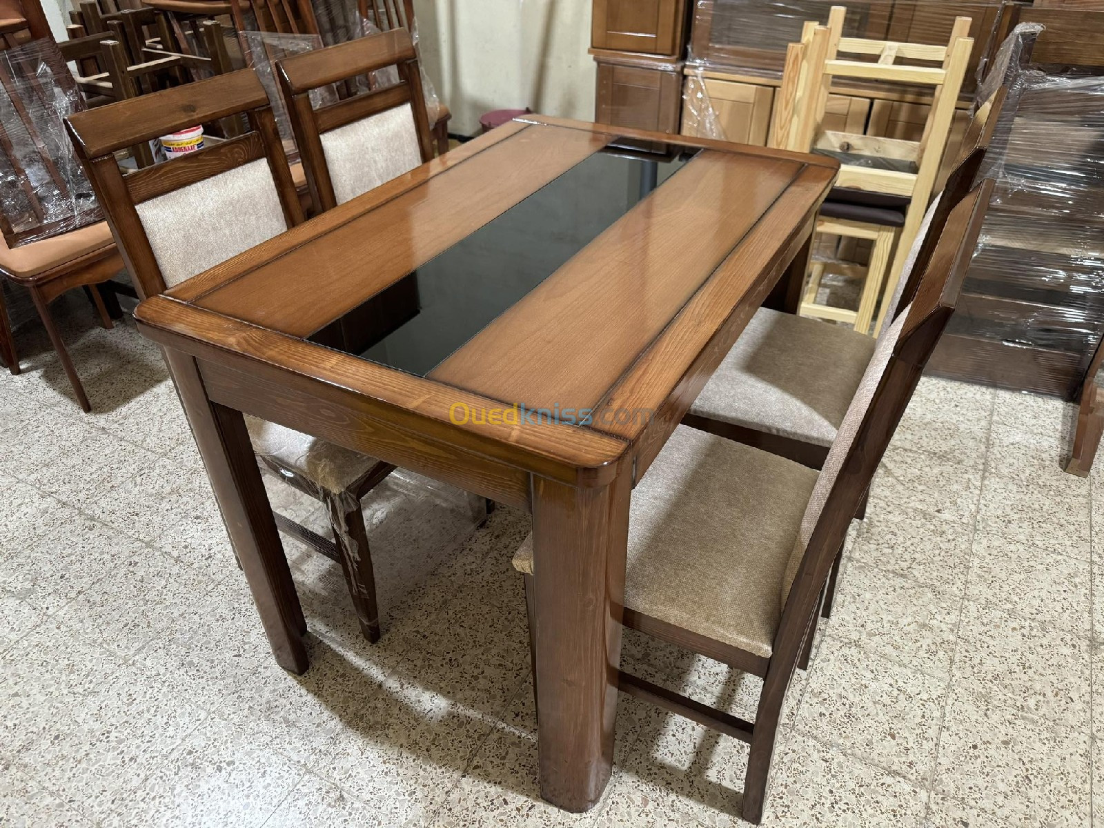 Table de salle à manger bois rouge 4 chaises 