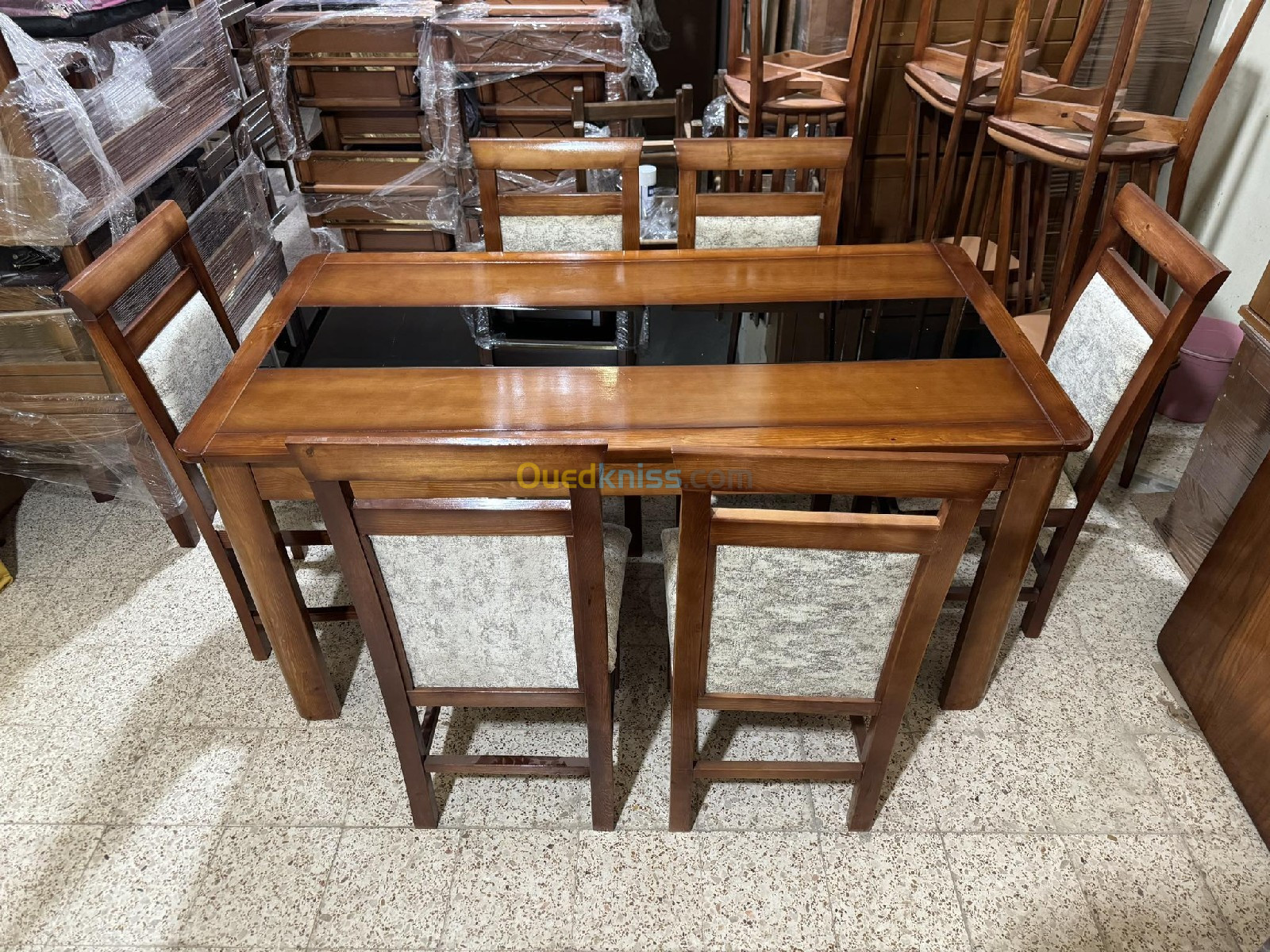 Table de salle à manger bois rouge 6 chaises 