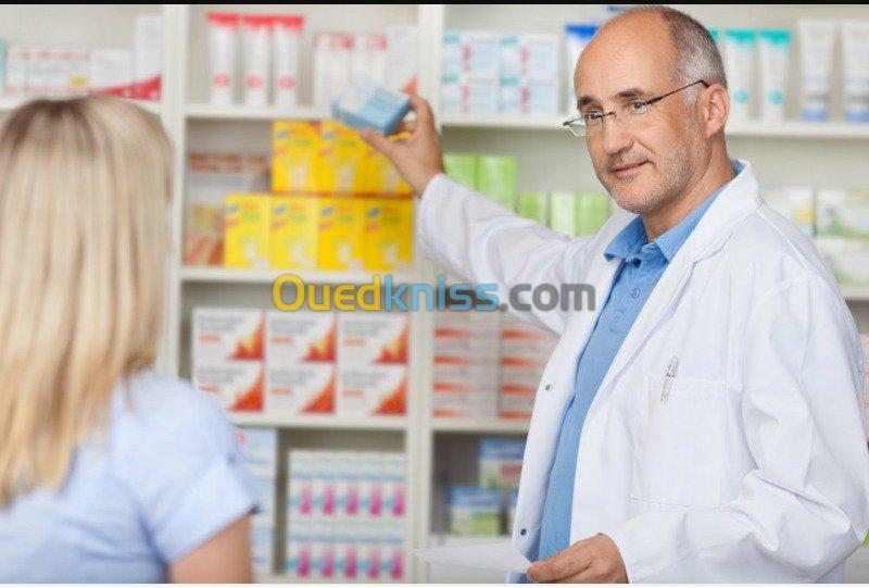 Vendeur et vendeuse en pharmacie 