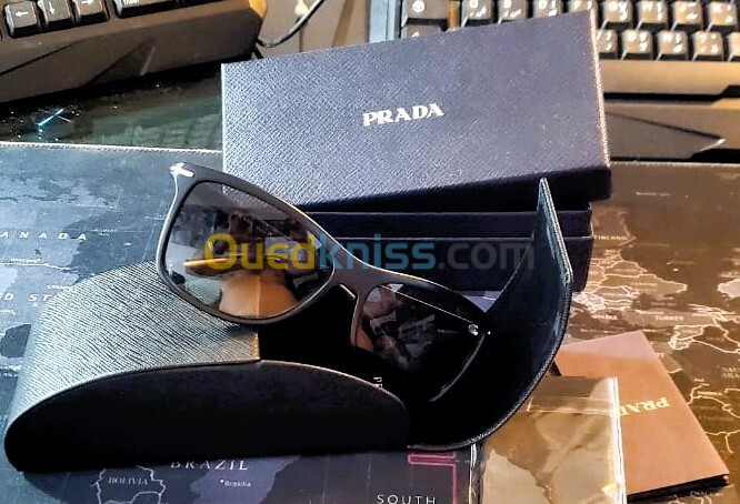 02 Lunettes de soleil original PRADA avec pochette et catalogue