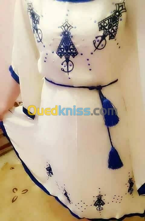Couturière de robe kabyle traditionne