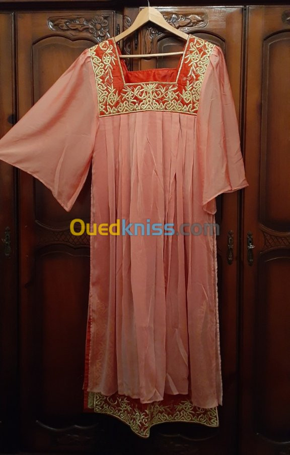 Robe traditionnelle détaillée en doré 