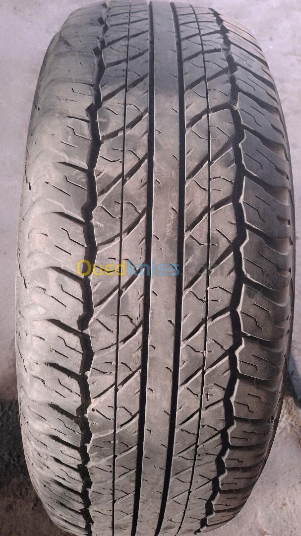 Quatre pneus DUNLOP 265/65R17