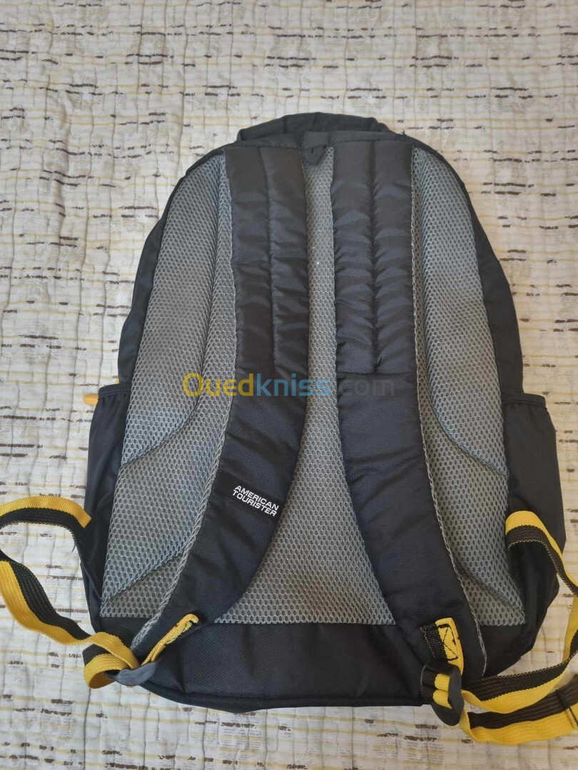 cartable scolaire tres bonne qualité original etat 10/10 a vendre 2000DA