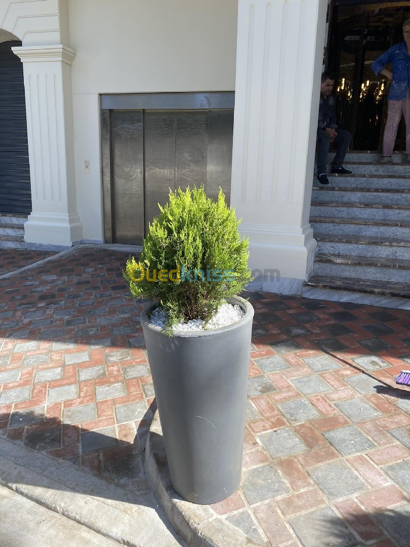 Pot de plantes et fleur pour décoration intérieur et extérieur en polyéthylène et en resine