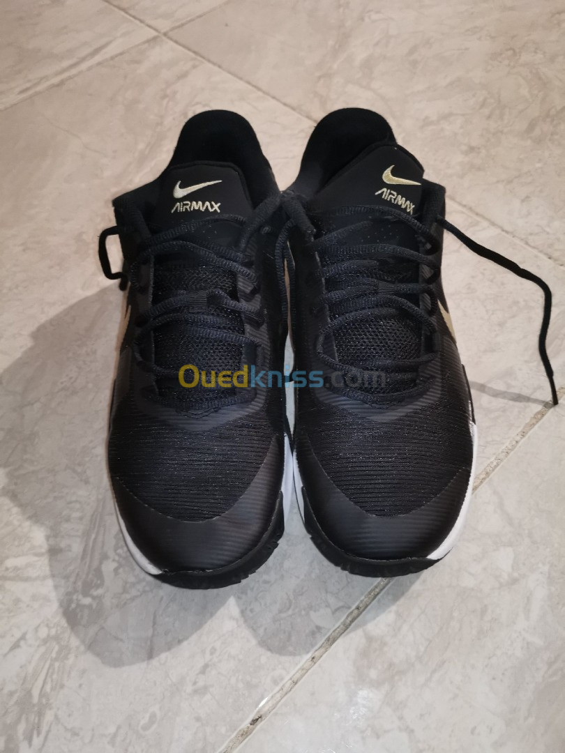 Nike Air Max Impact 4 Noir Metallic Doré Star