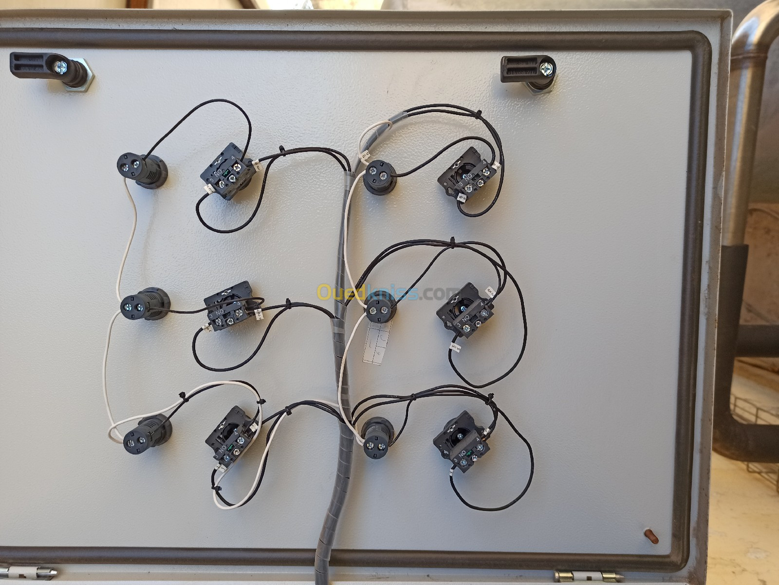 Montage et réparation des armoires électriques 