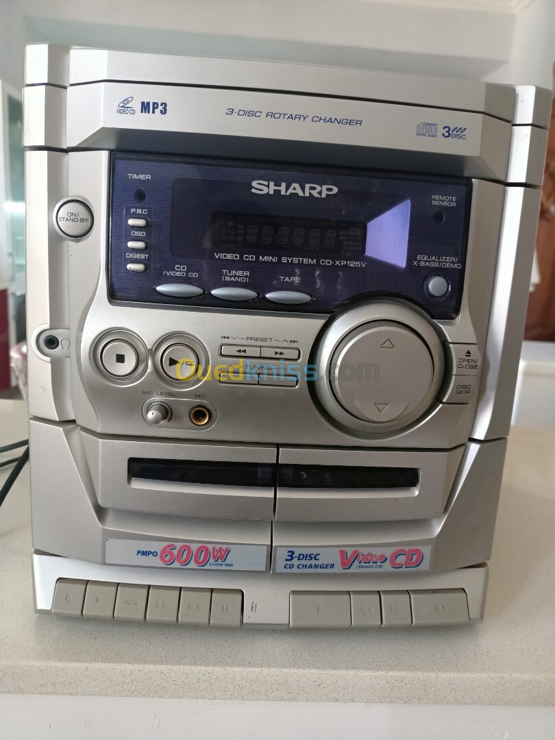 Chaîne audio cd cassette et radio avec 2 grandes baffes