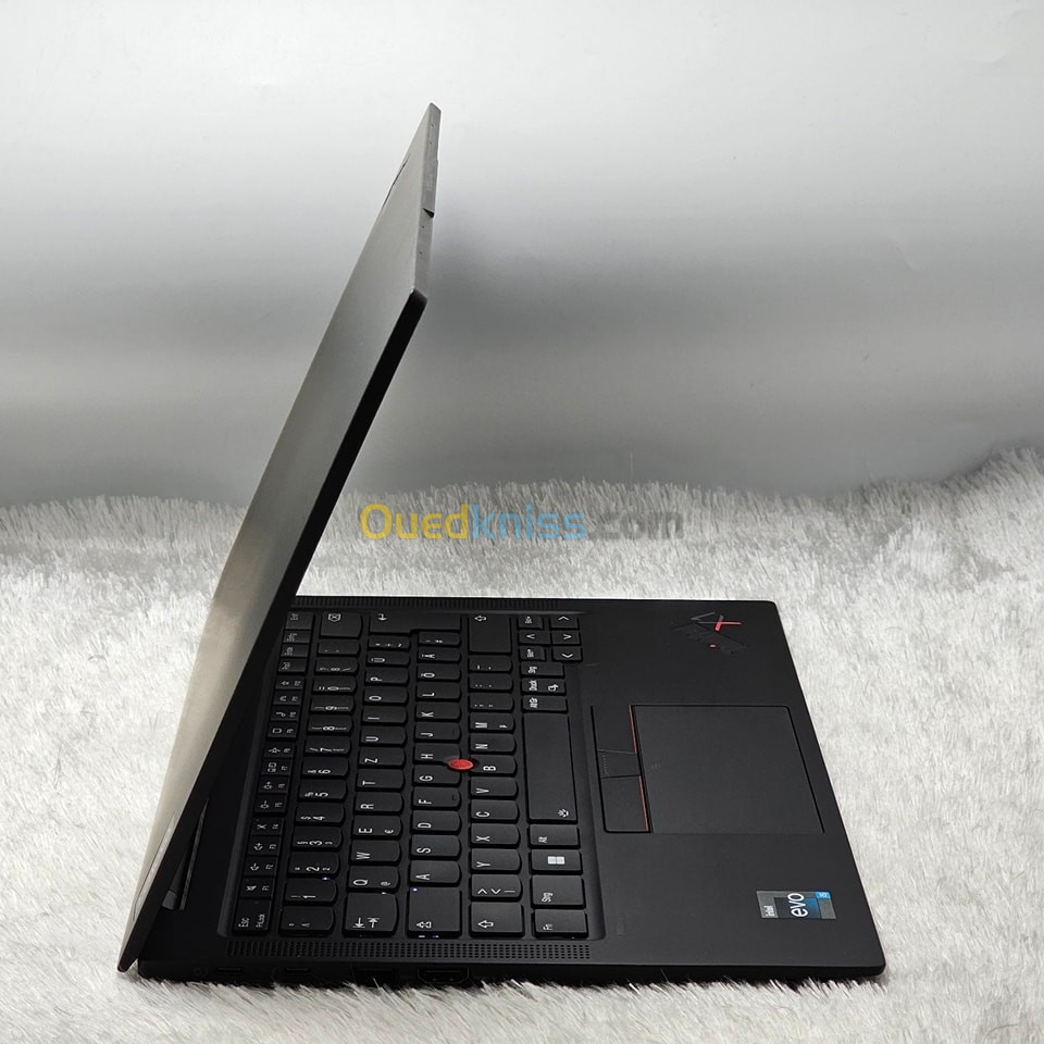 LENOVO THINKPAD X1 CARBON GEN 10 / i5-1235U EVO 12e / 16GO DDR5 / 512GO SSD / 14" FHD+