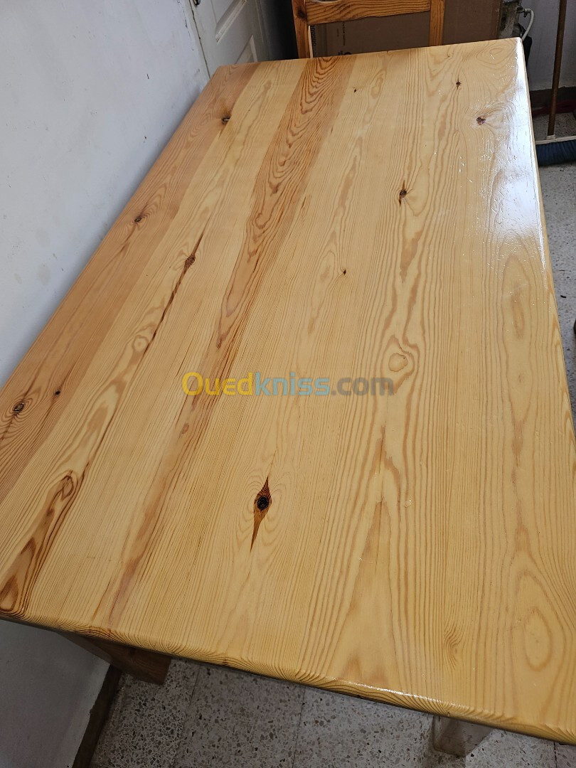 Table de cuisine en bois rouge 