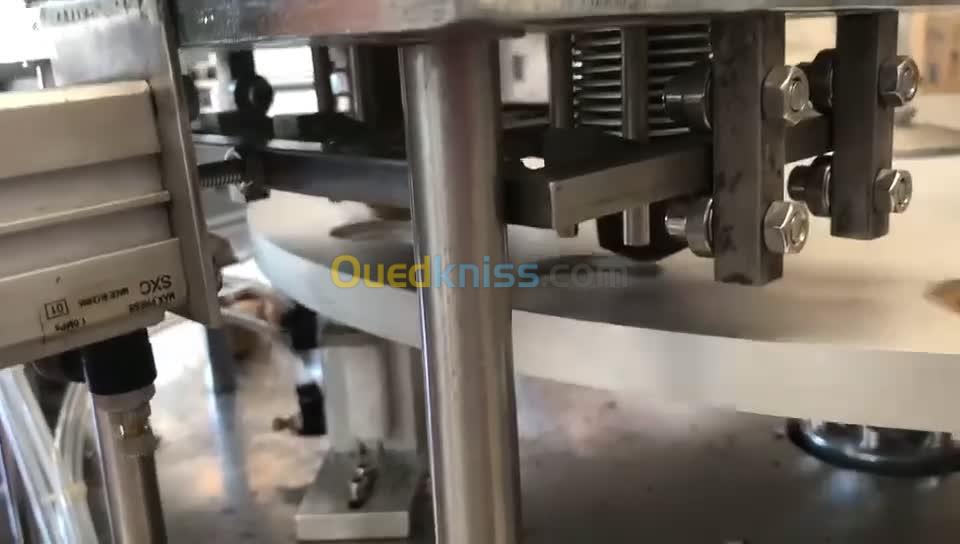 Machine de remplissage et de scellage de capsules de café/مكينة تعبئة وغلق كبسولات القهوة 