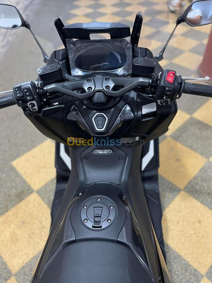 Yamaha Tmax 2022