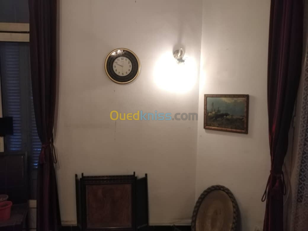 Meubles et décoration antiquités d'un ancien appartement colonial en très bon état 