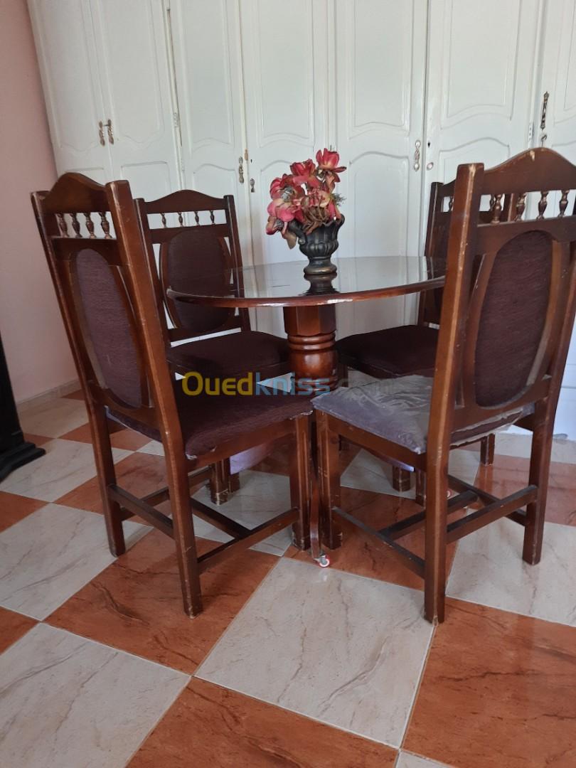 Bibliothèque et table avec 04 chaises en bois rouge