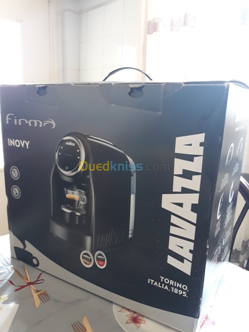 Machine à café lavazza firma neuf jamais utilisé avec la boîte et catalogue 