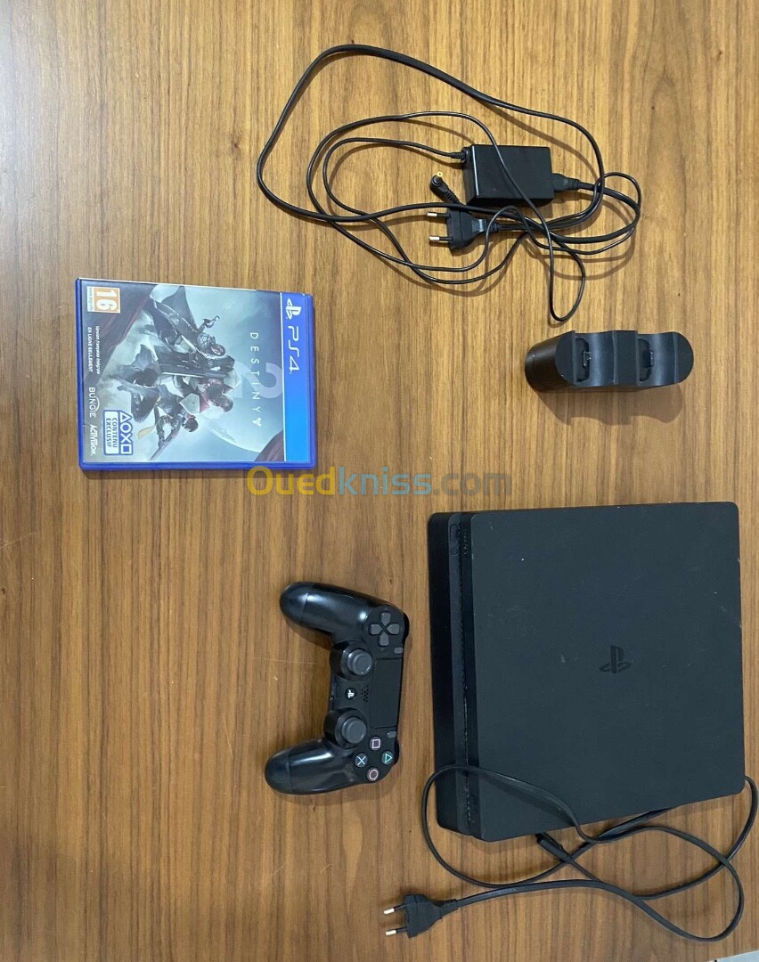 Ps4 slim avec manette et un jeux , support chargeur de la manette 