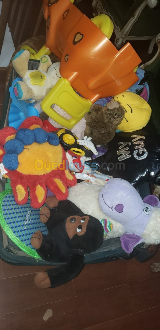 Jouets et lit pour enfants