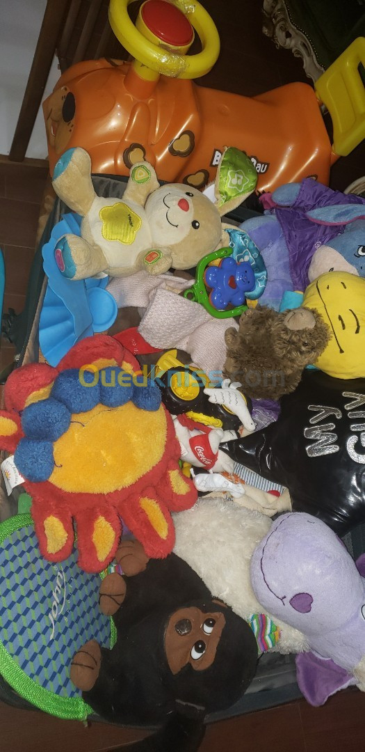 Jouets et lit pour enfants