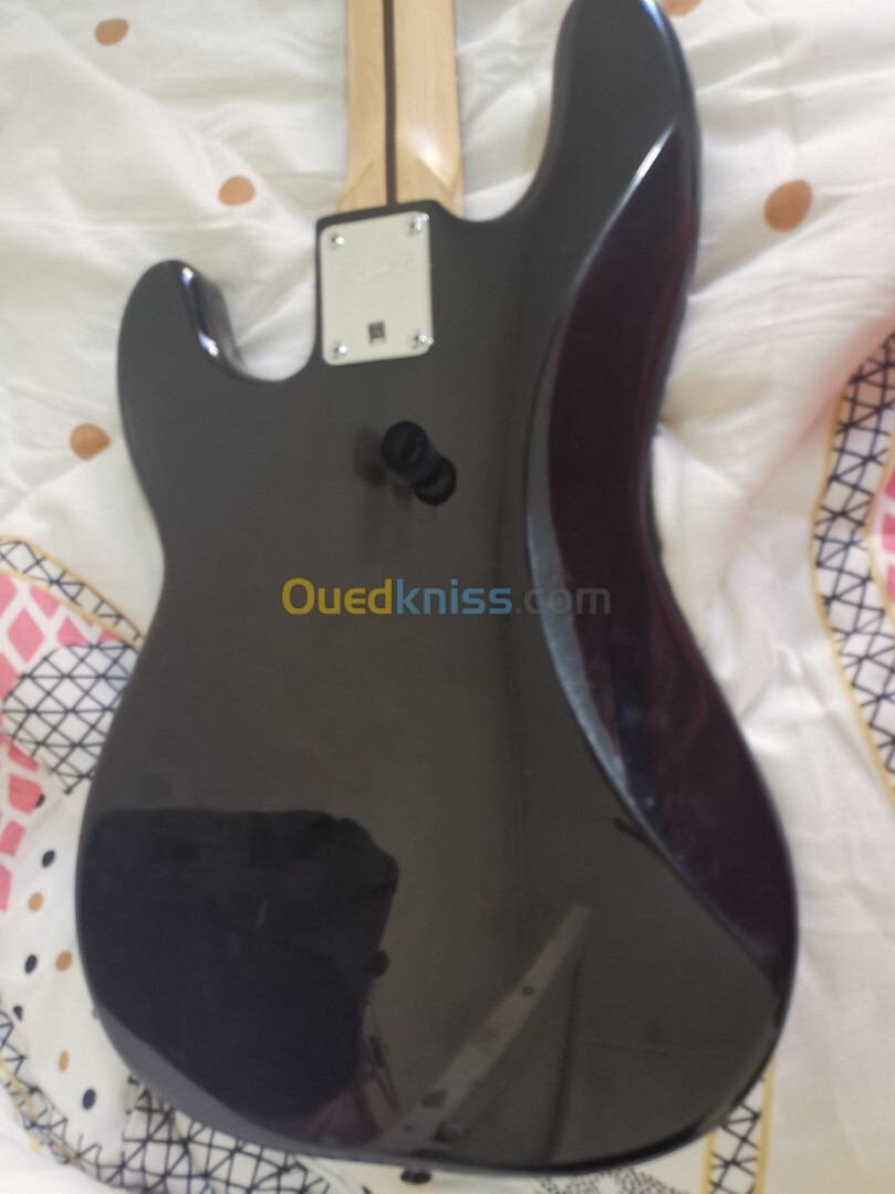 Une guitare basse squier 