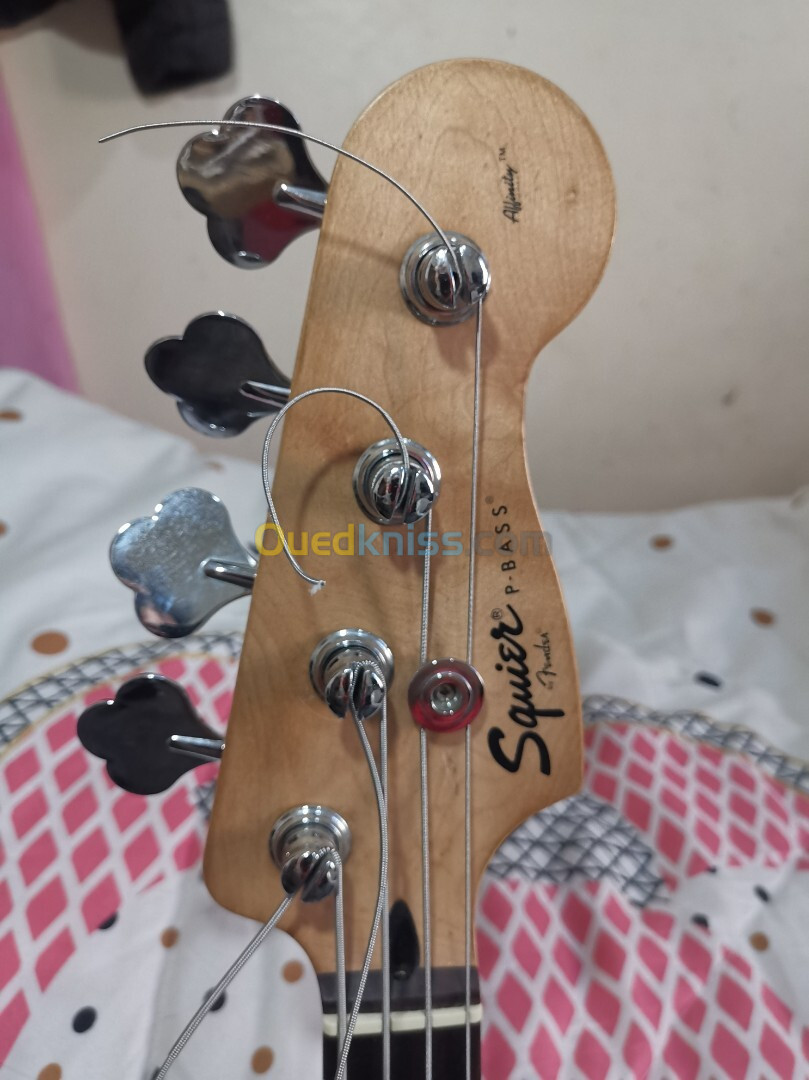 Une guitare basse squier 