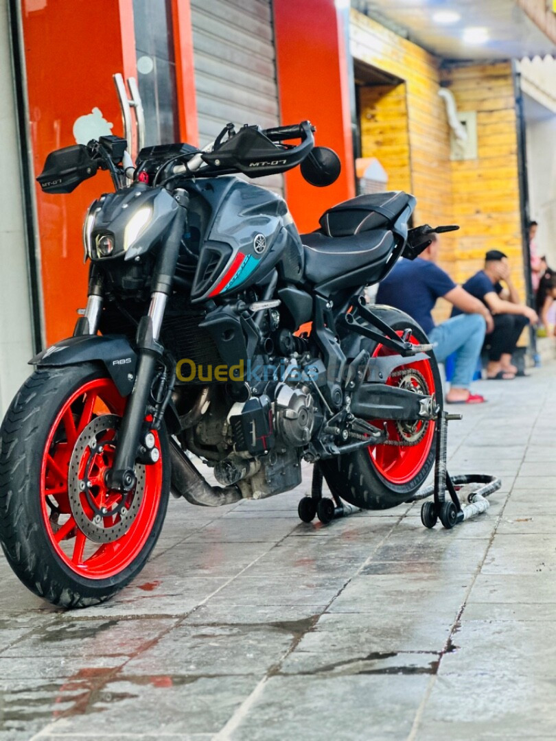 YAMAHA MT 07 2022