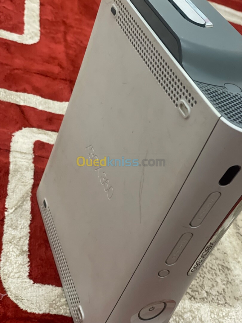 Xbox360 jdida dorijin biha bles manat ta3ha majmola ta3 lkaba fiha 4 jeux 