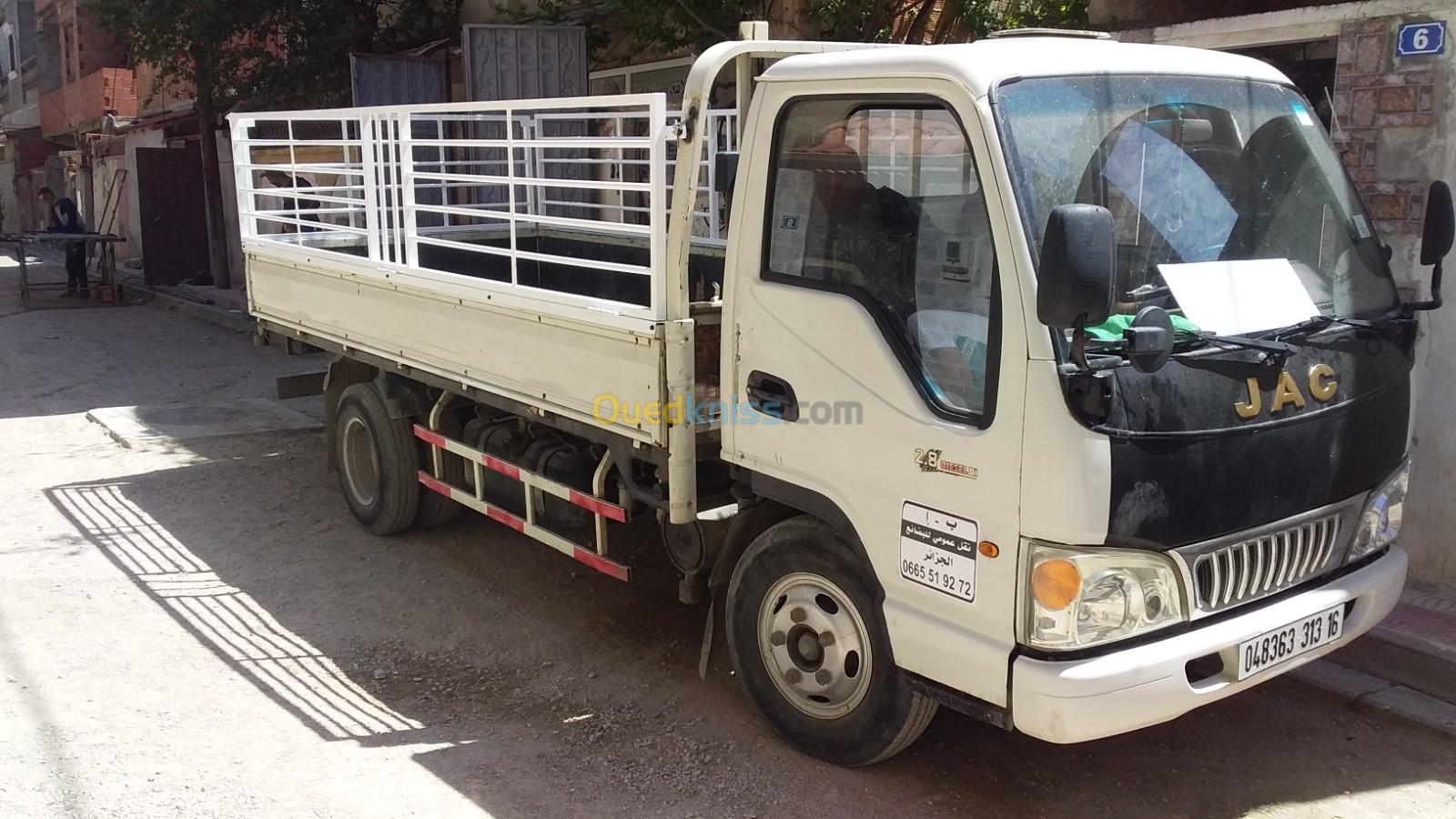 Camion de Transports des marchandises et déménagement 