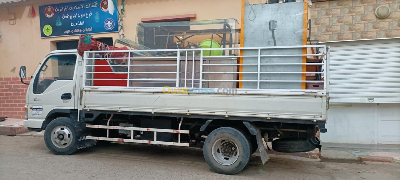 Camion de Transports des marchandises et déménagement 