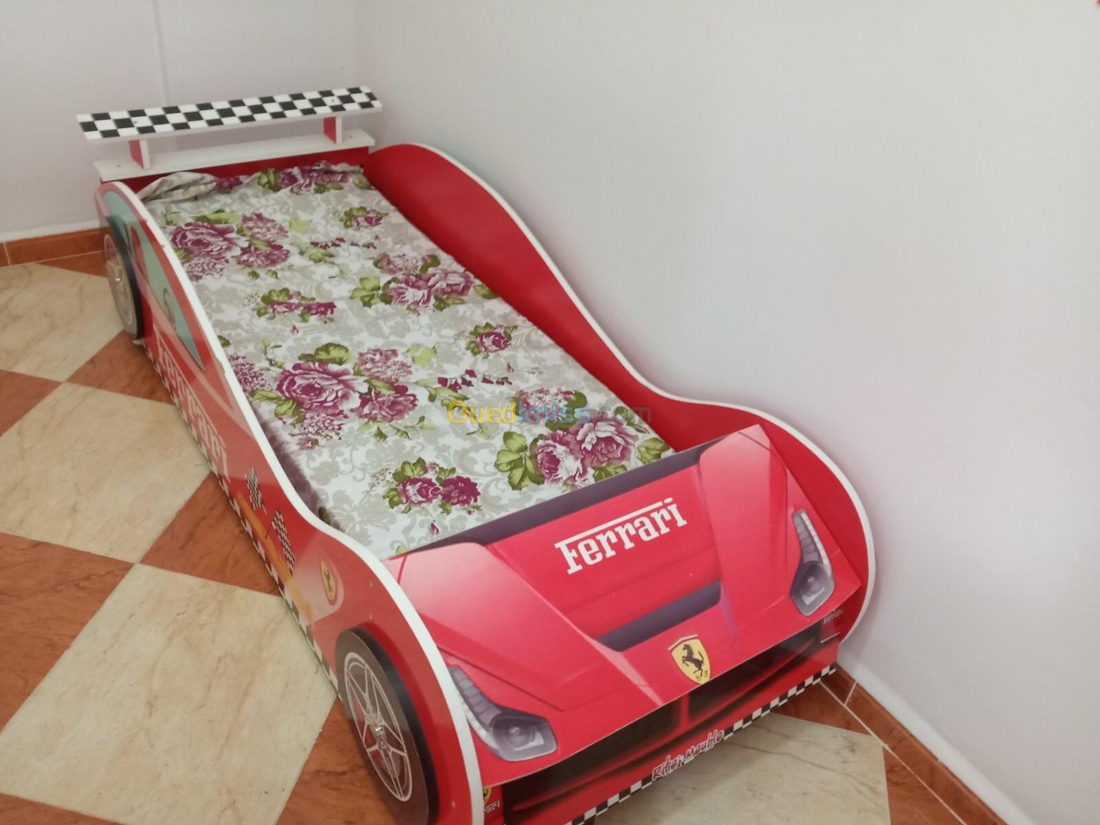 Lit pour enfant forme de voiture