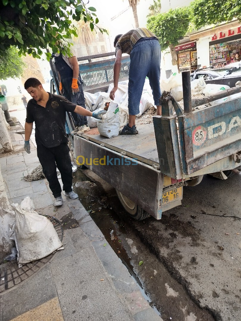 Charge Et Décharge La Casse Sur Alger Transport déchets  Des Gravats.   Espace Vert. Tout Typ