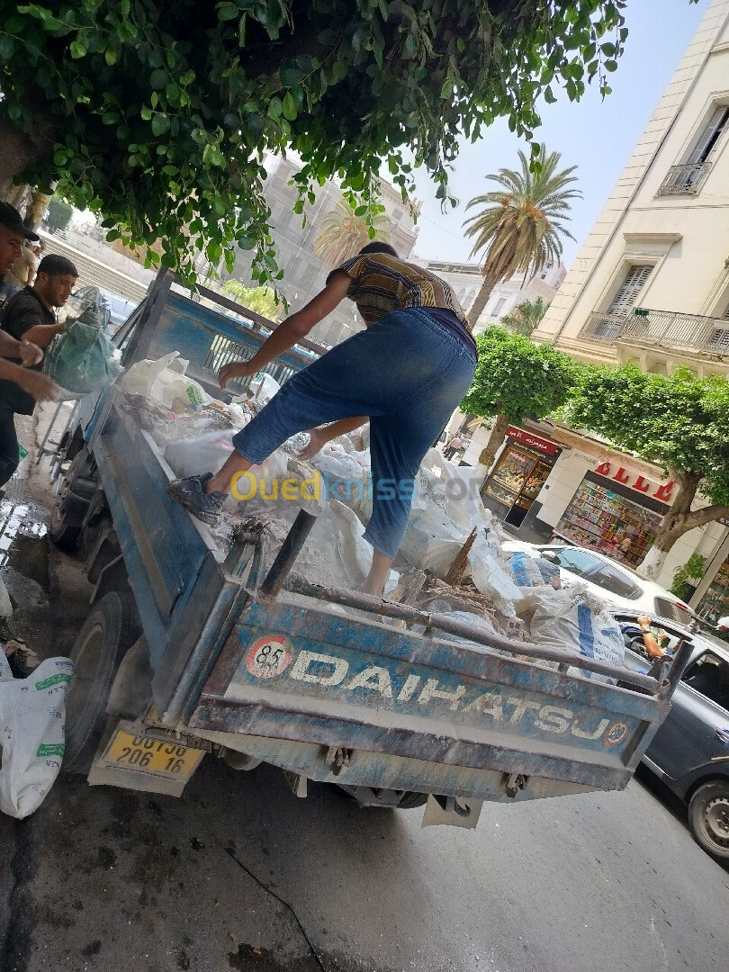 Charge Et Décharge La Casse Sur Alger Transport déchets  Des Gravats.   Espace Vert. Tout Typ