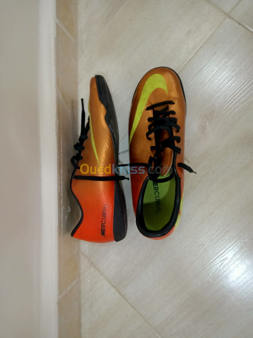 2 chaussures de foot 