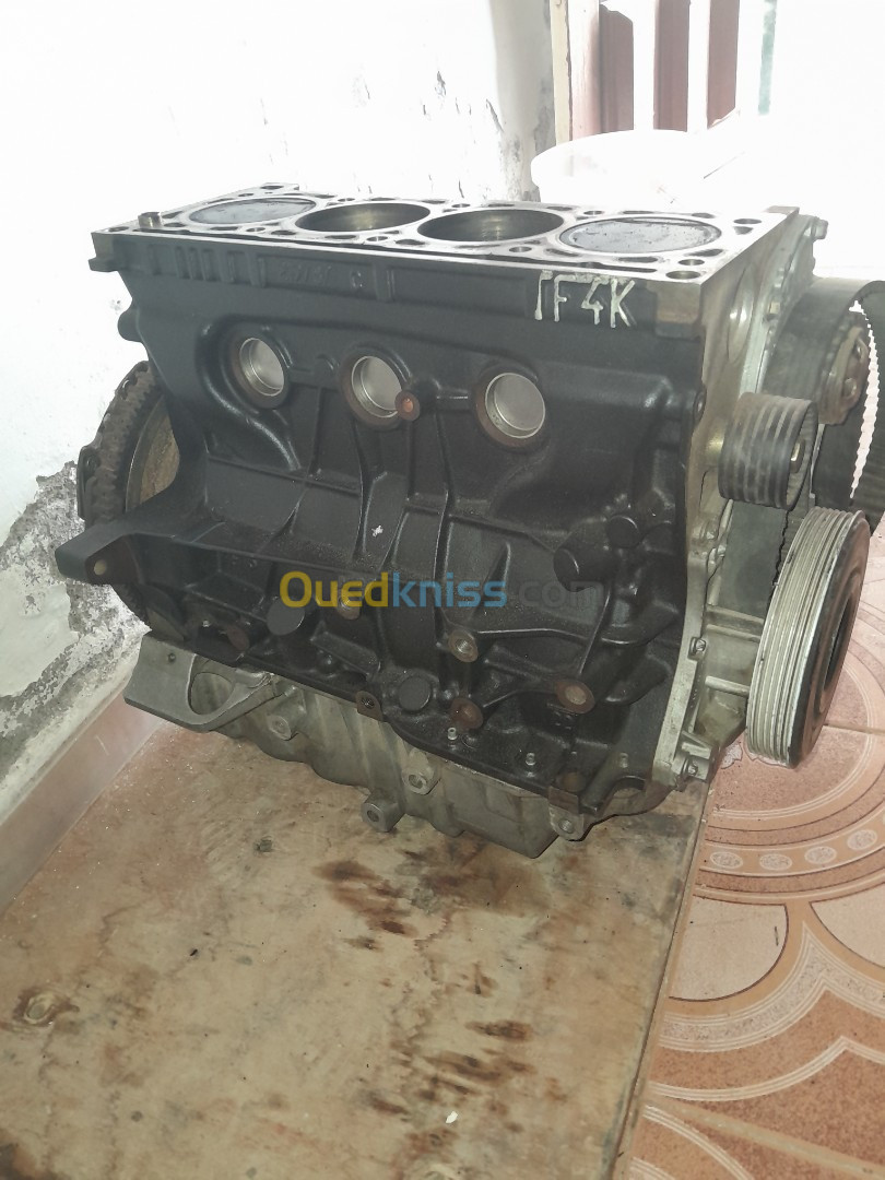 Demi moteur 1.8  essence Laguna 