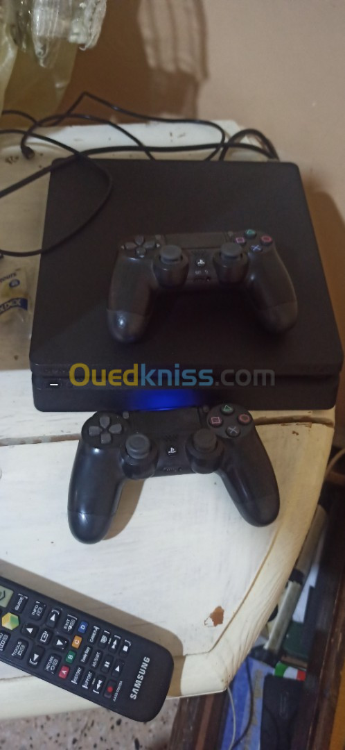 Ps4 slim version 9.00 flachi 1000 giga espace avec 2 manette