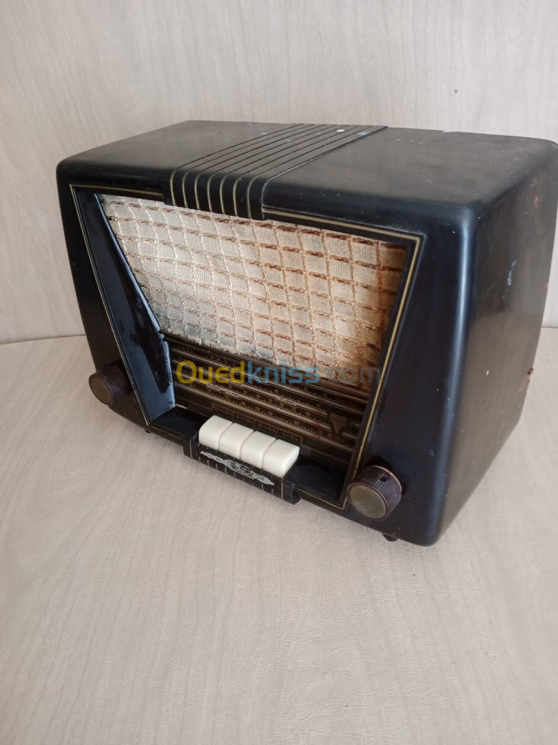 Petit Poste Radio TSF vintage Novak Pontiac 551 de 1956 en bakélite