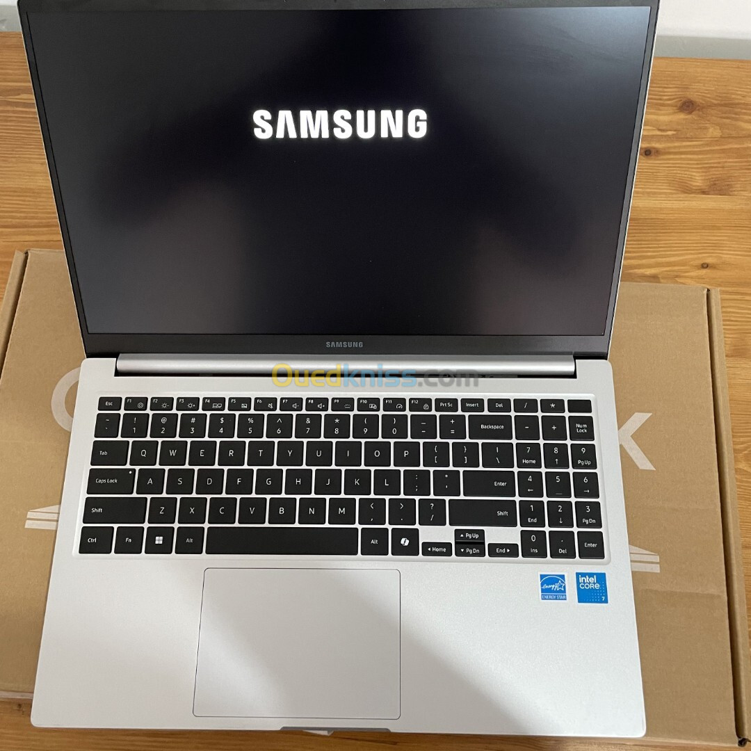 Samsung Galaxy Book4 | 15.6" - Intel Core 7 150U 10 Coeurs  - 2024 | 16 Go RAM  512 Go SSD