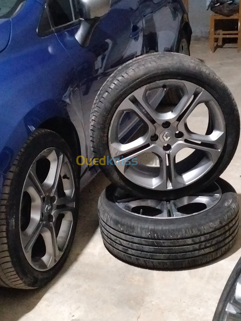 Jantes alliage Clio 4 avec 3 pneu Michelin 205/45/17