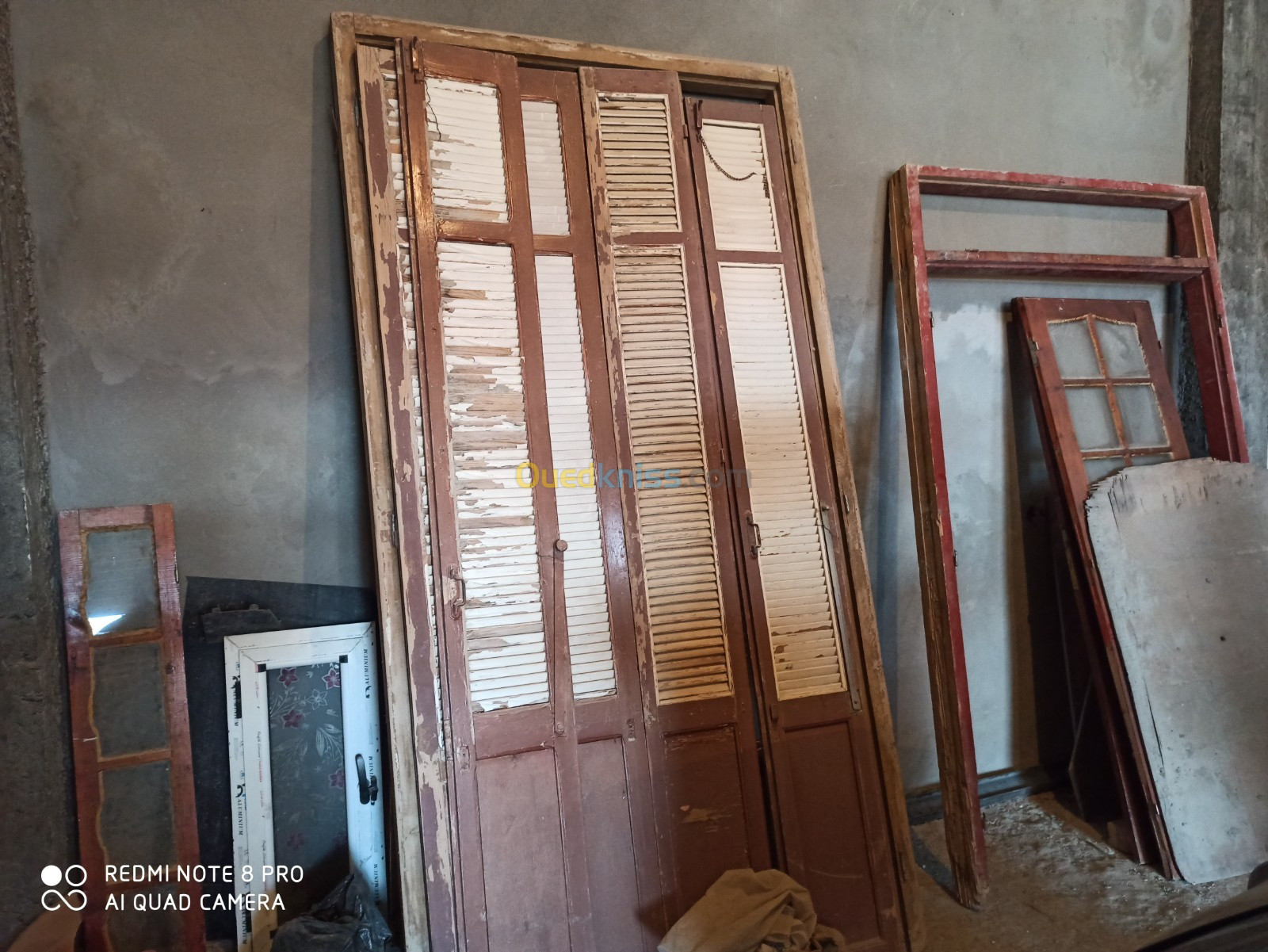 Porte balcon fenêtre de maison en bois 