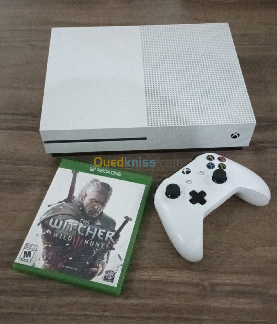 Xbox one s 500g tres bon état avec cd the Witcher 