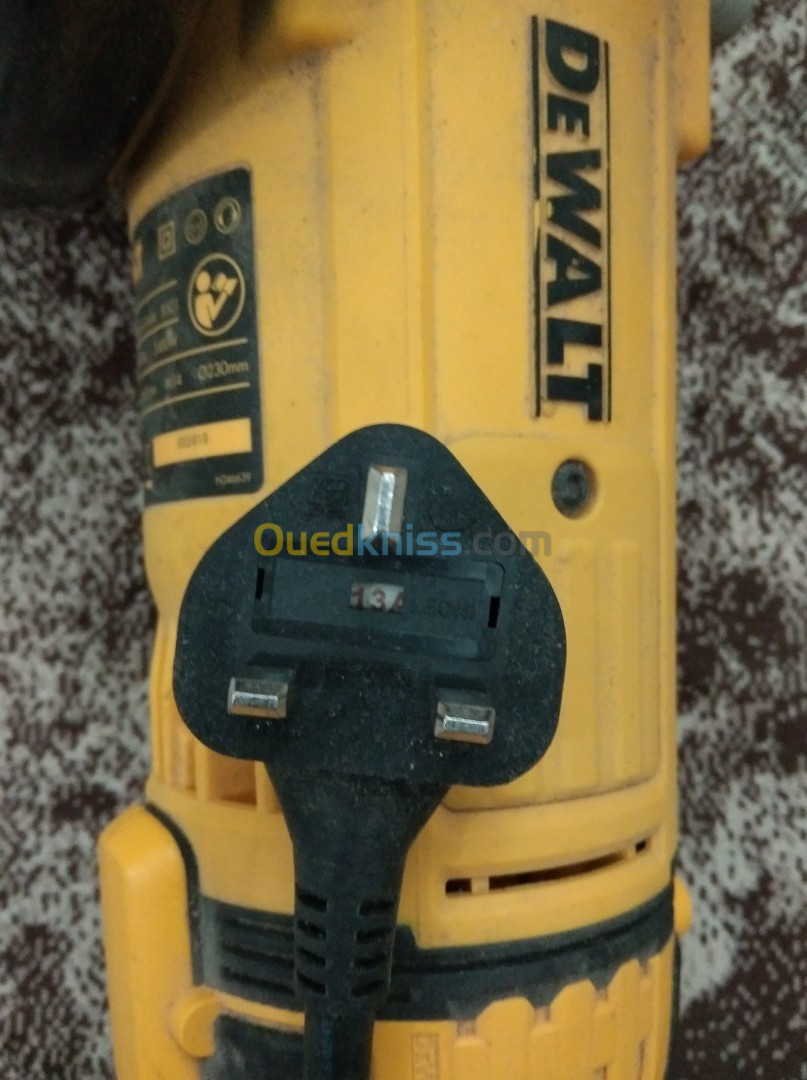 Tronçonneuse DeWalt. Et perceuse makita