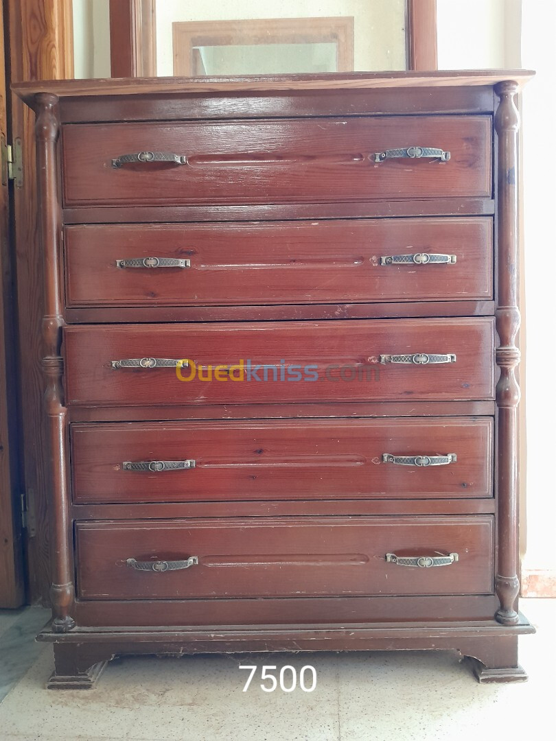 Commode en bois rouge 