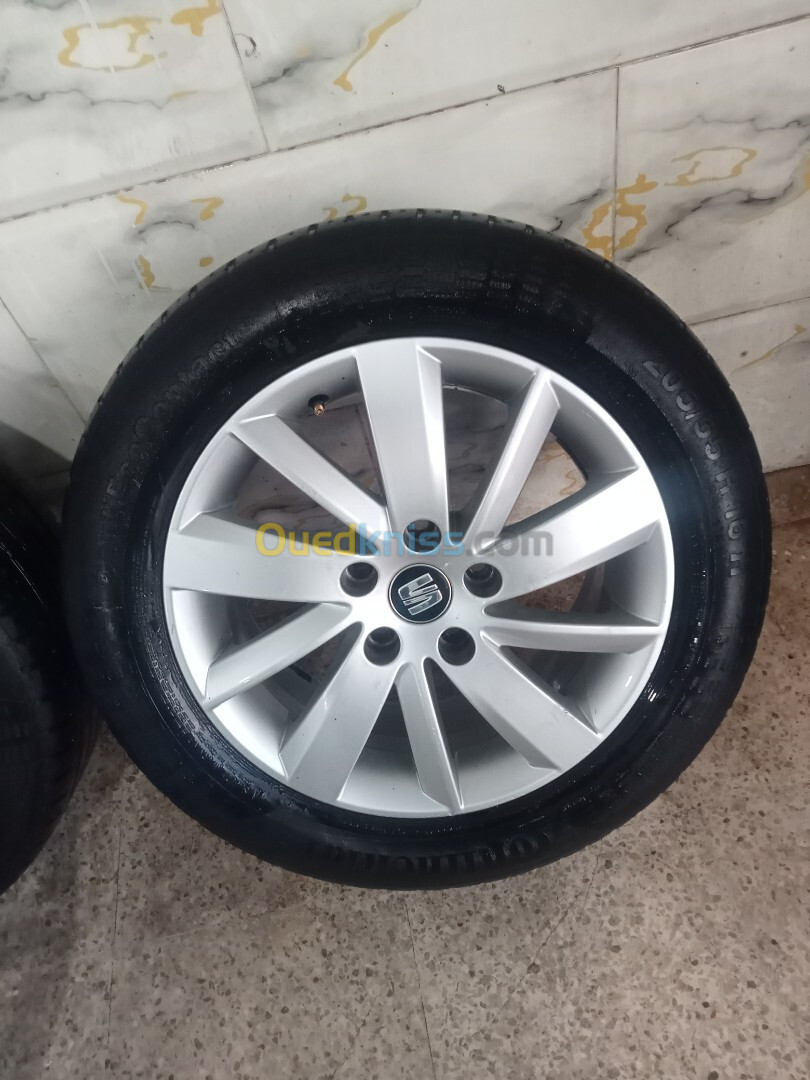 4 pneus Continental avec des jantes alliage 205/55 R16