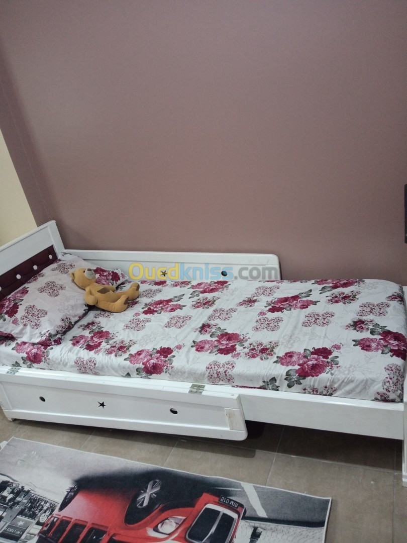 Lit enfant plus matelas au prix de 15000 da