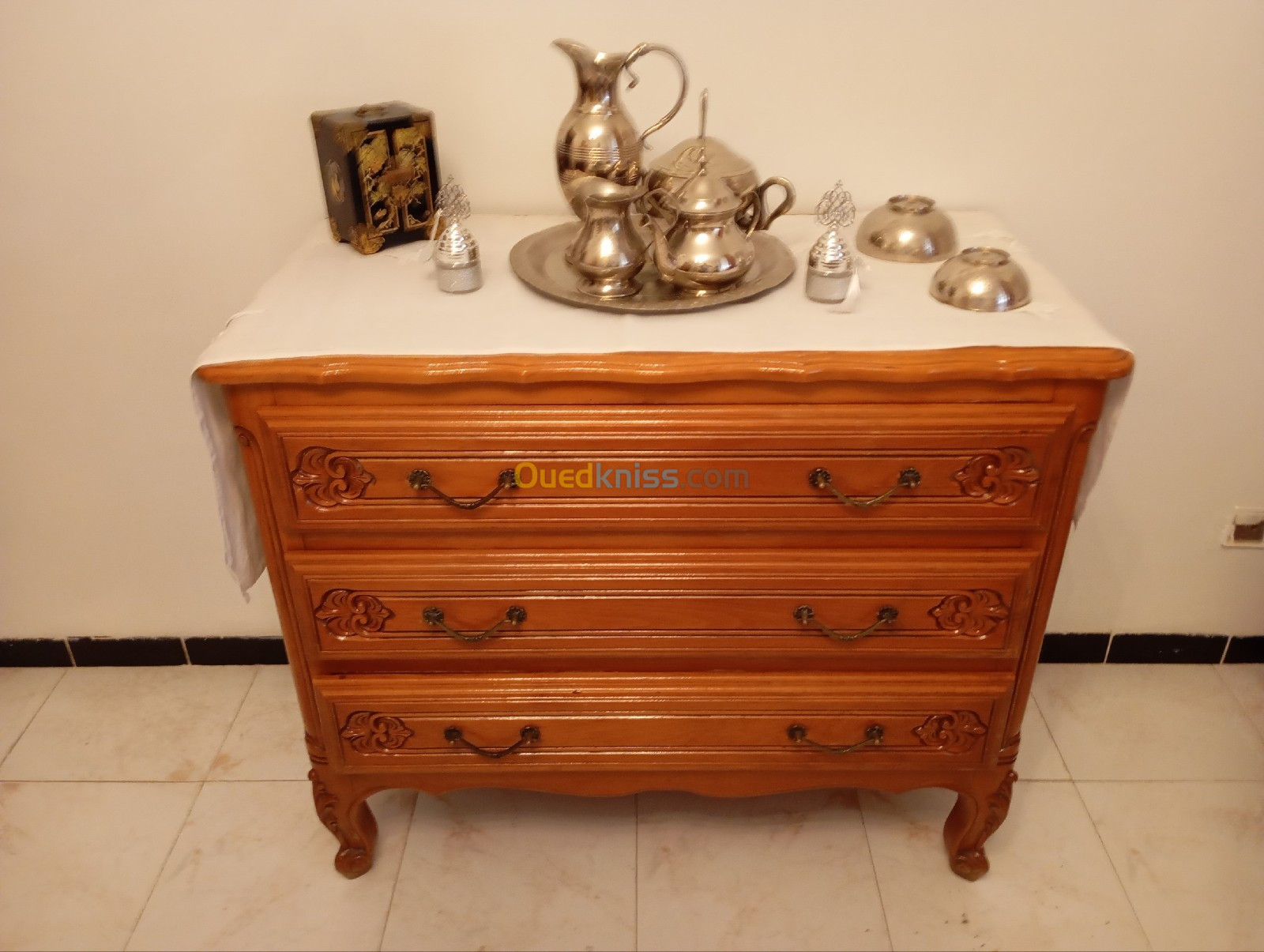 Commode sculptée en etre