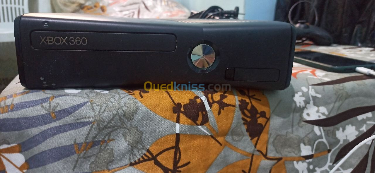 XBOX 360 SLIM 500G FLASH GLITCH AVEC CD DE JEUX