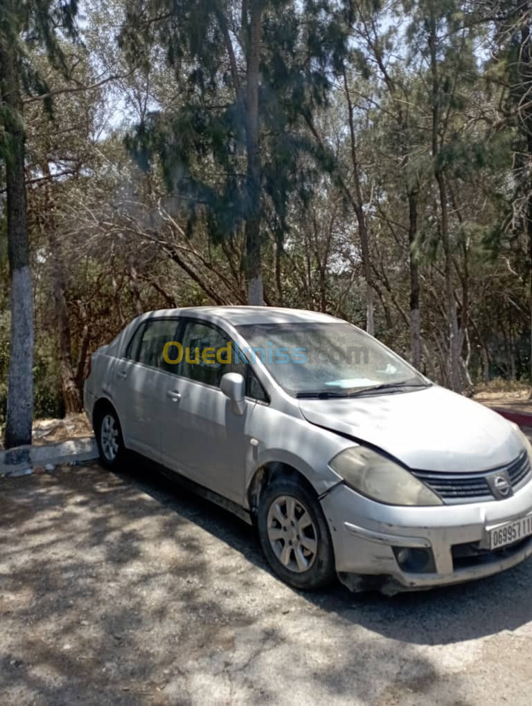 Nissan Tiida 5 portes 2010 Tiida 5 portes