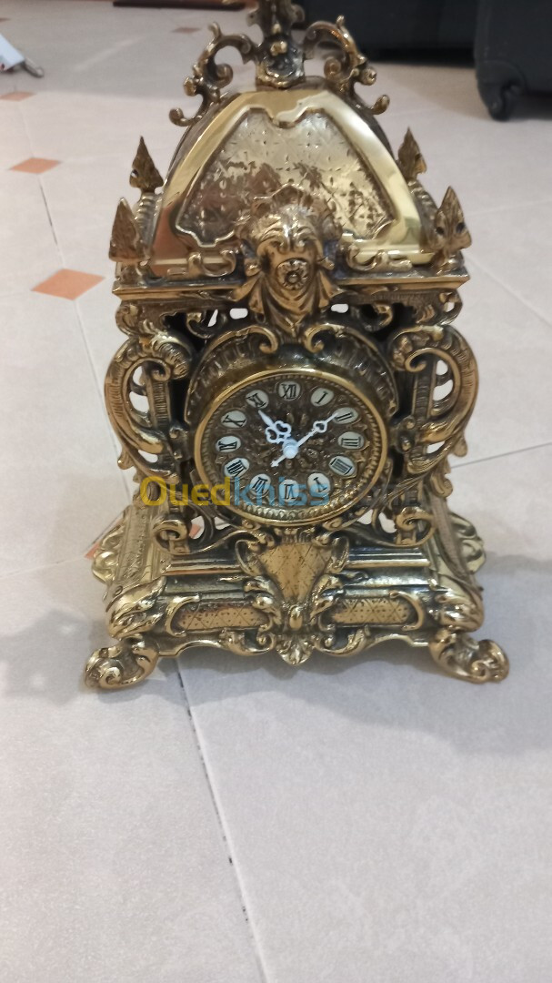 Horloge et bougeoirs en bronze 