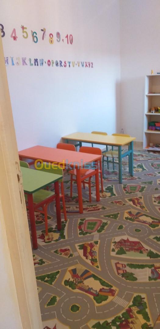 Table + chaises scolaires  